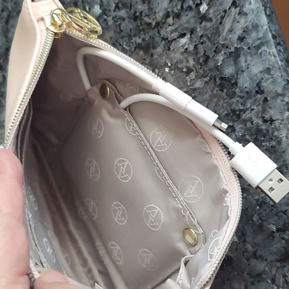 NWT ADRIENNE VITTADINI charging wristlet - Picture 4 of 5